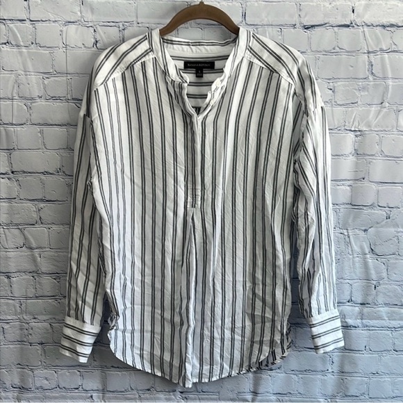 Banana republic, White and Black, Striped 1/4 button down blouse woman's small‎ - Picture 1 of 3